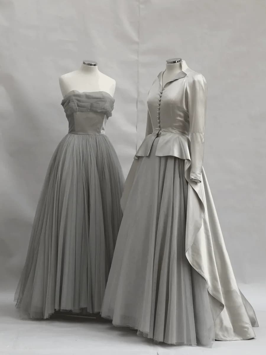 Vestido de seda, cola corta